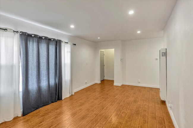 Foto del edificio - 7862 Ney Ave