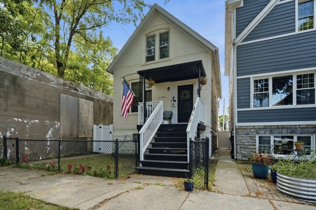 Building Photo - 437 W 44th Pl