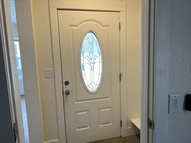 Building Photo - 3 bedroom home downtown!