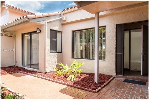 Foto principal - 414 Village Lake Dr