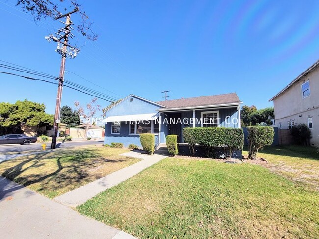 Building Photo - Charming 3 Bedroom Home Located in Prime L...