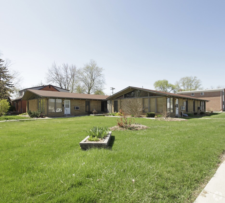 2405 W 14 Mile Rd, Royal Oak, MI 48073 Apartments in Royal Oak, MI