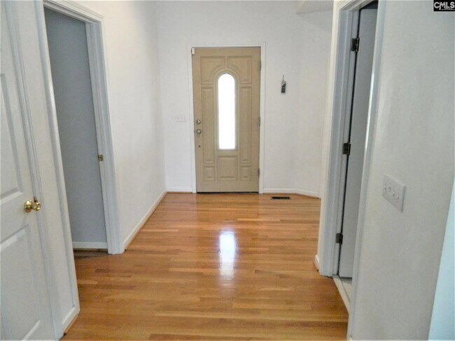 Foto del edificio - 802 Treeslope Ct