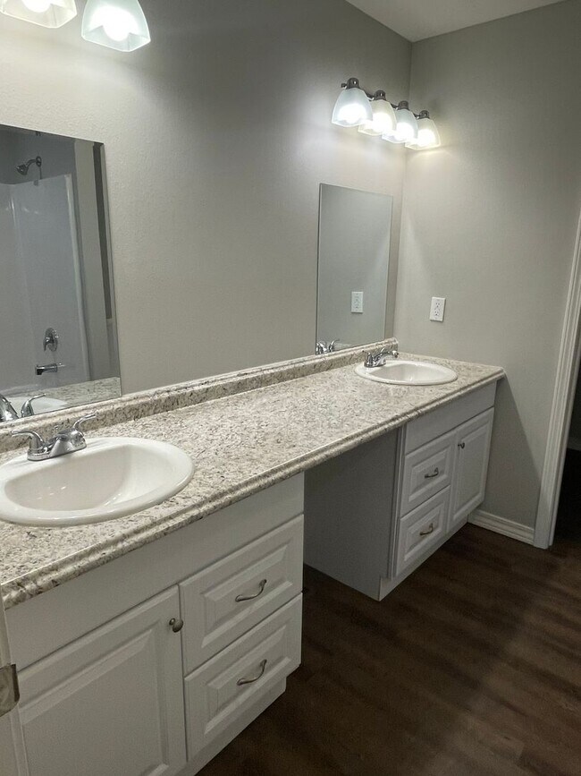 Foto del edificio - 3 Bed 2 Bath 2 Car Garage House