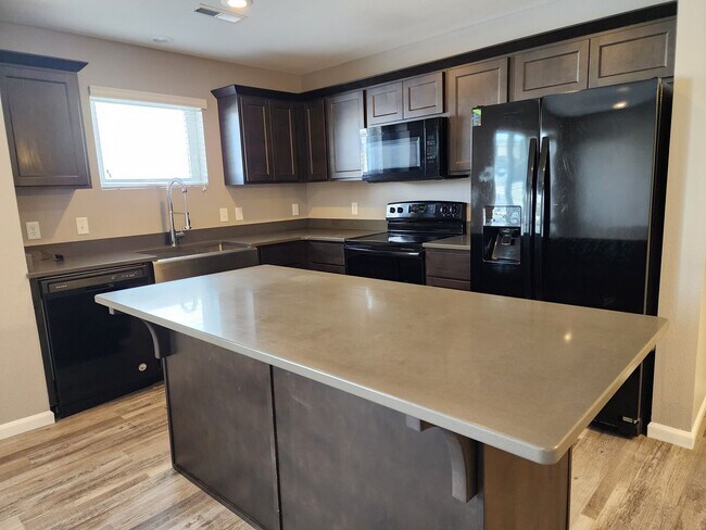 Building Photo - Move in Today! Lakewood Twin Home Across f...