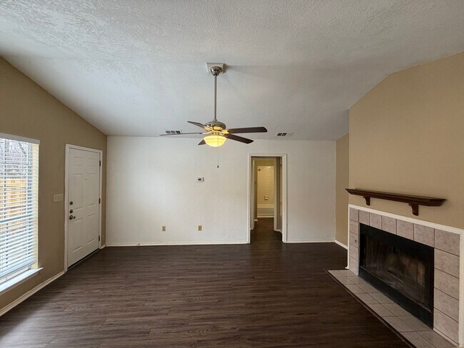 Foto del edificio - Welcome home to this charming 2-bedroom, 2-bathroom duplex located in Woodstone Subdivision - loc...