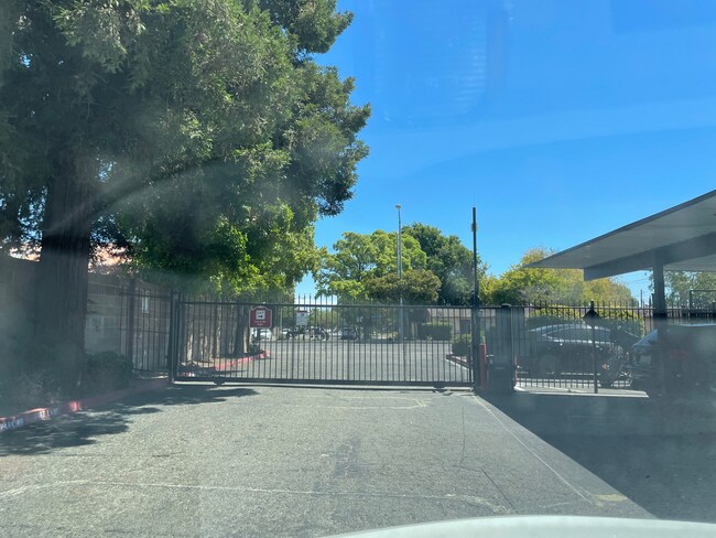 Building Photo - 225 Pennsylvania Ave