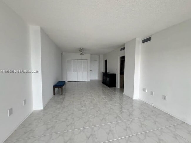 Building Photo - 300 Bayview Dr