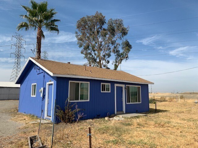 Two Bedroom Country Cottage Available in Tracy!