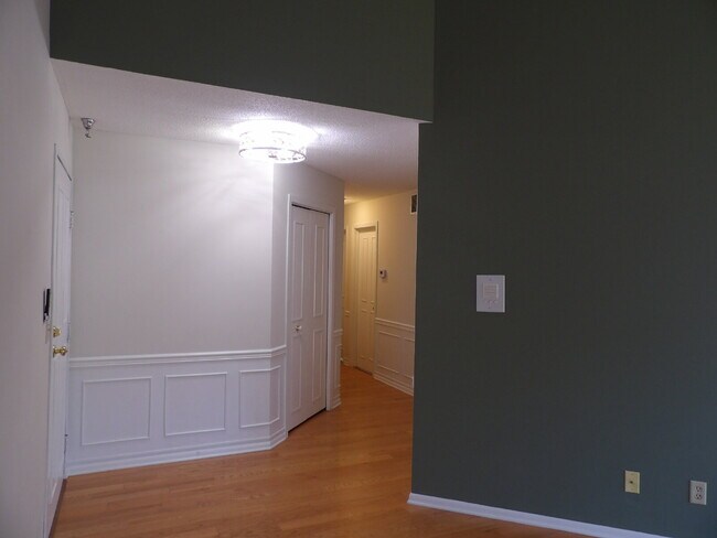 Building Photo - 6095 Courtly Alcove