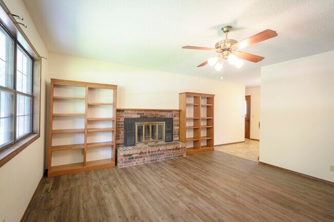 Building Photo - 2501 N Highview Ave