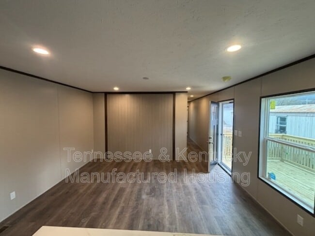 Building Photo - 210 Eller Dr