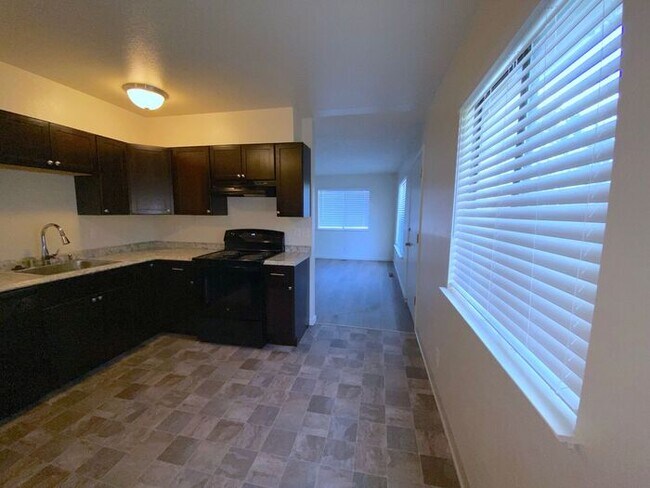 Building Photo - Reno Duplex - Pet Friendly, Garage, Dishwa...