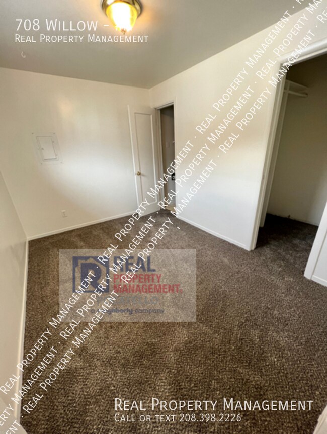Building Photo - 1 Bedroom Apartment