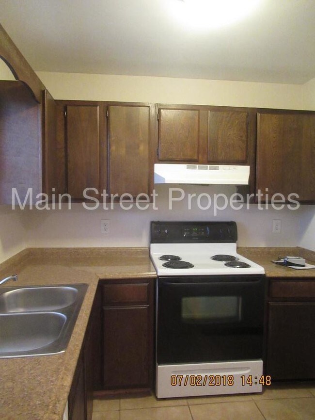 Building Photo - 3395 Greenbriar Cir. #B - 2 bedroom / 1 bath