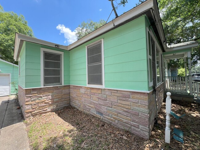 Building Photo - 3 bedrooms, 1 bath house located in Baton ...