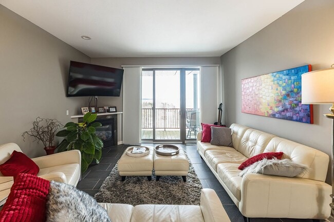 Foto del edificio - Gorgeous 3 Bedrooms 2 Bath Condo Lake View...