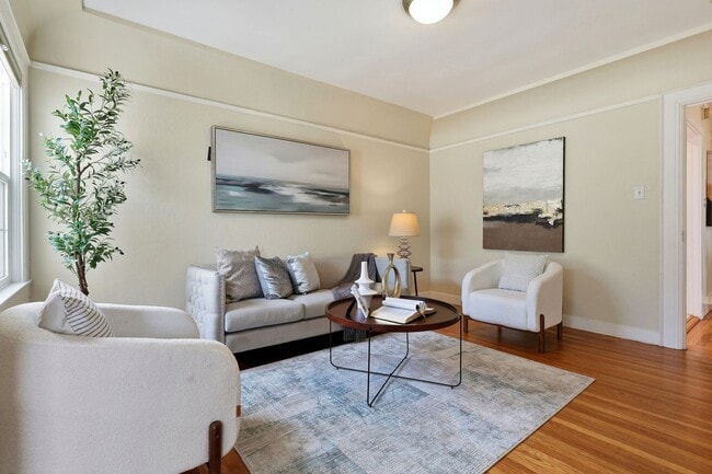 Building Photo - Charming Seacliff Top Floor Condo Unit with views of Golden Gate Bridge!
