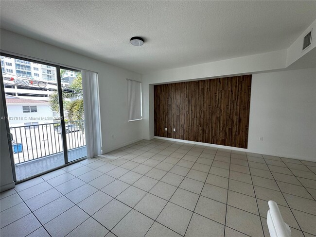 Building Photo - 2146 Van Buren St