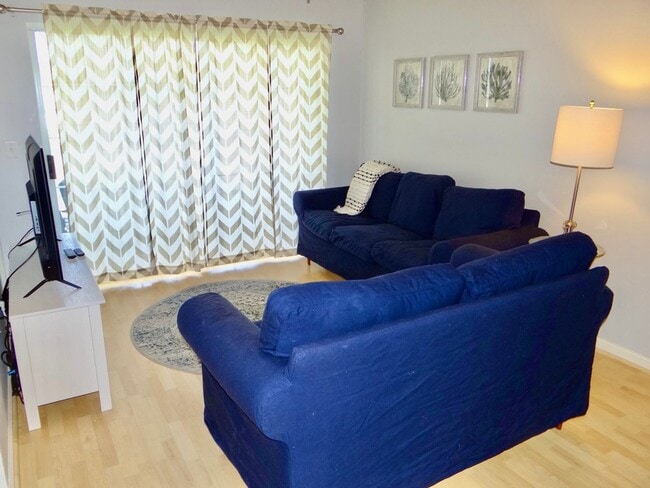 Building Photo - Cross gate Villas (Clean, Updated, Furnished, Medium Term Rental w/Huge Screened Porch Overlookin...