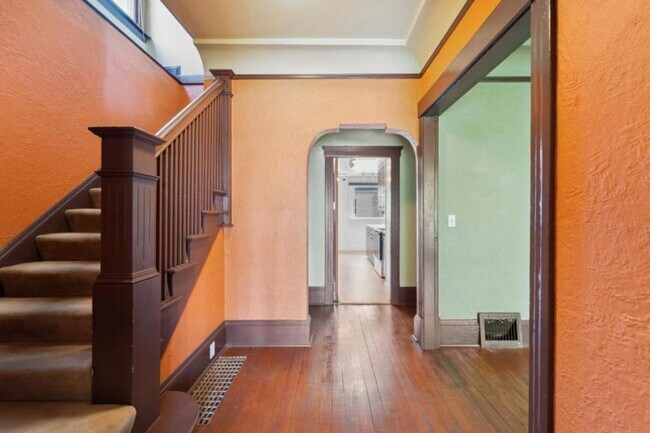 Building Photo - 3 bedroom in Seattle WA 98109