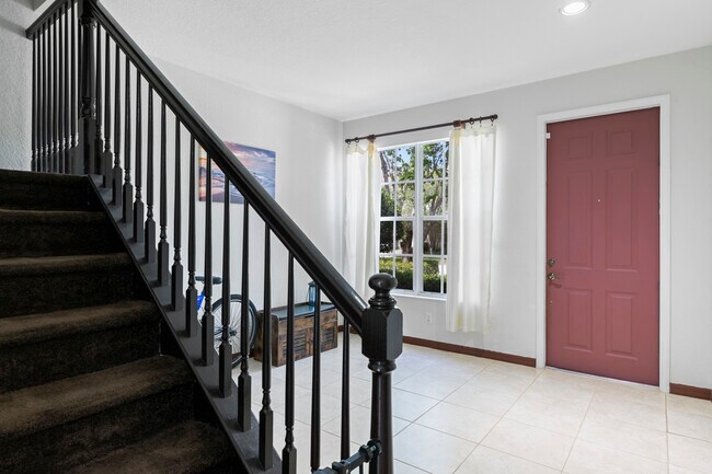 Escaleras que conducen a los dormitorios. - 9945 E Villa Cir