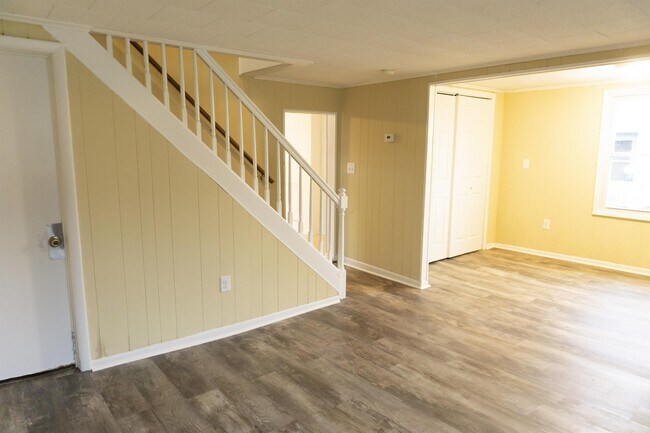Building Photo - 210 Lavelle Ct