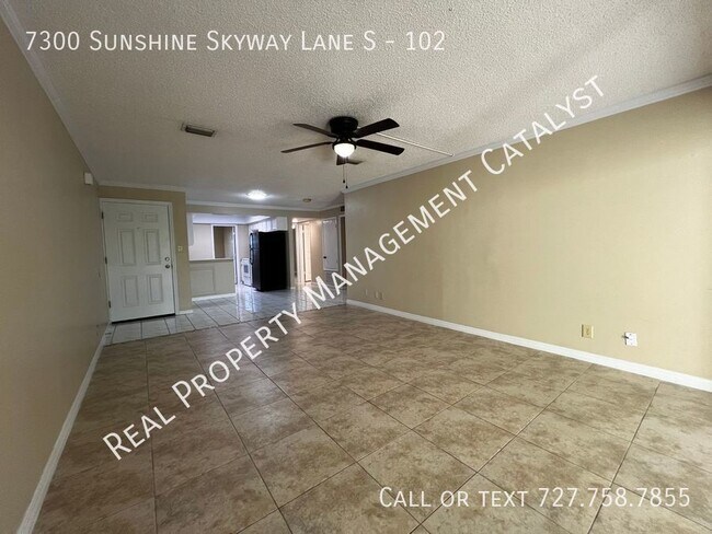 Building Photo - Lovely 2/2 Condo on Waterfront Bay