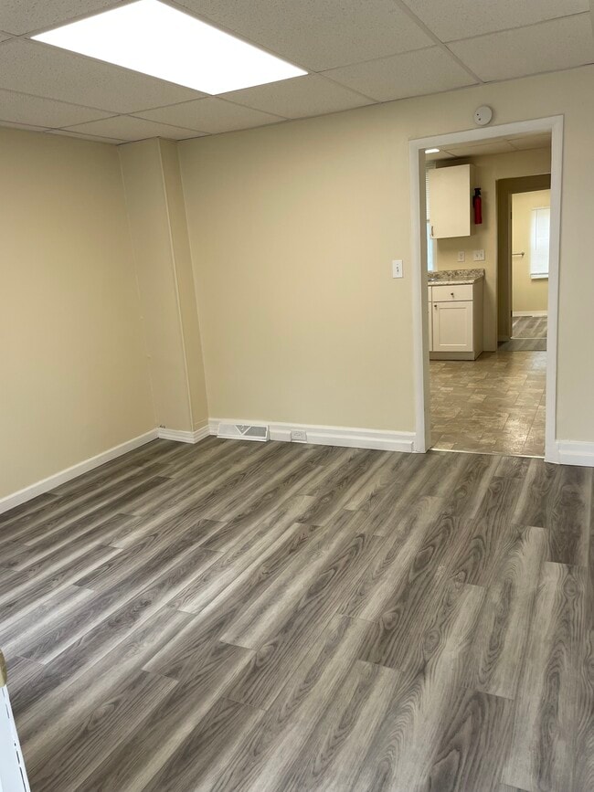 Building Photo - 553 Main St