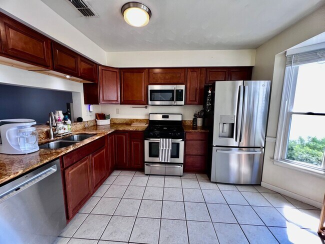 Foto del edificio - Come see this gorgeous townhouse in the desirable Ocean Lakes community!