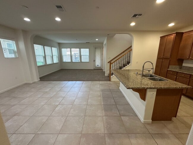 Building Photo - Beautiful 3 Bedroom, 2.5 Bath Mountain Hou...