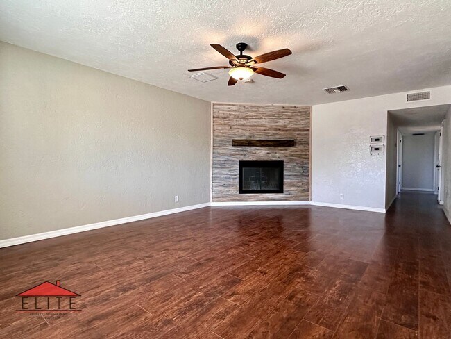 Building Photo - 224 Larkspur St