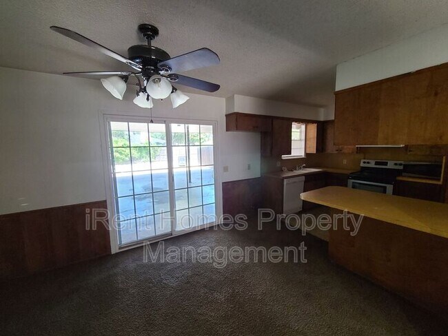 Building Photo - 3002 Sunset Dr