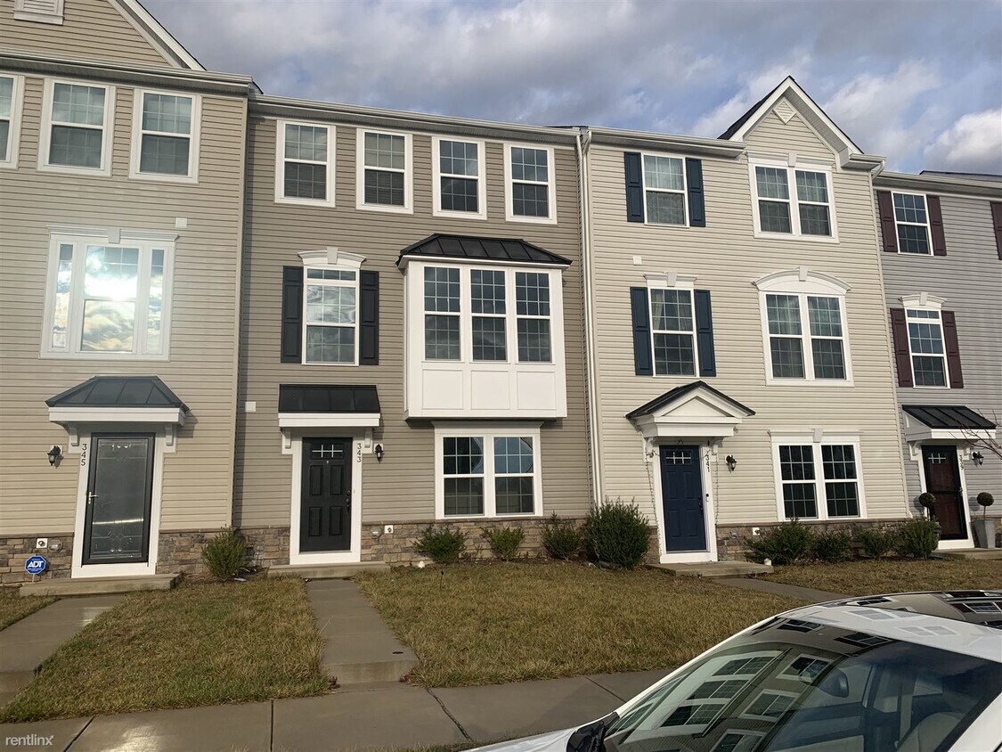 Primary Photo - 3 br, 2.5 bath Townhome - 343 South Parkwa...