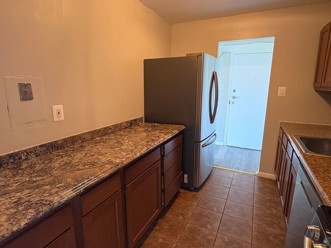 Building Photo - NEWLY AVAILABLE - RENOVATED 3 BR UNIT IN T...
