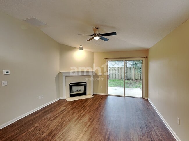 Foto del edificio - 734 Mackenzie Cir