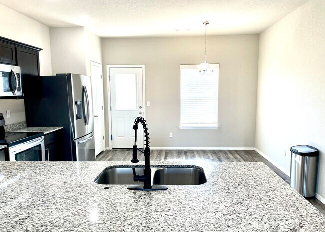 Foto del edificio - Spacious 4 Bedroom located in Bentonville!