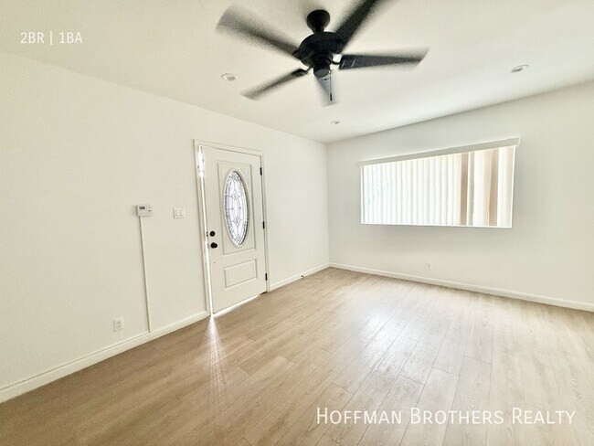 Foto del edificio - 7245 Bakman Ave