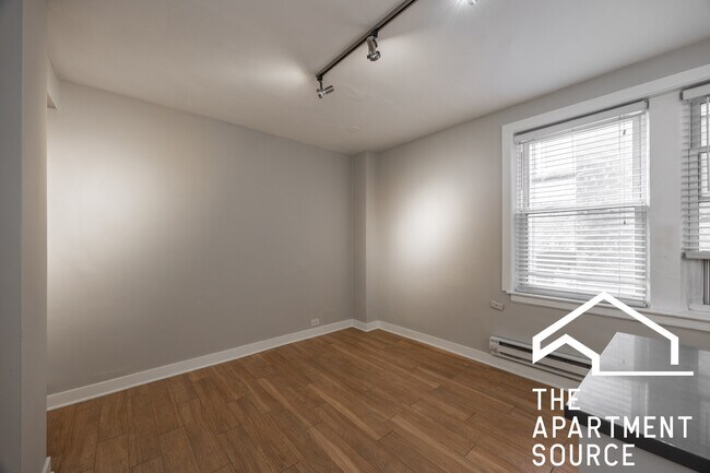 Building Photo - 511 W Belmont Ave