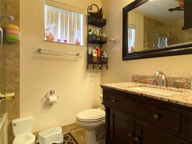 Foto del edificio - 890 NW 99th Ave