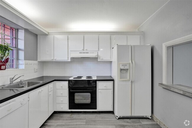 Building Photo - 660 Tennis Club Dr