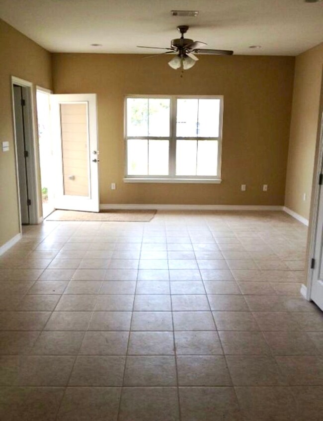 Foto del edificio - Charming 3-Bedroom Duplex in Ocean Springs...