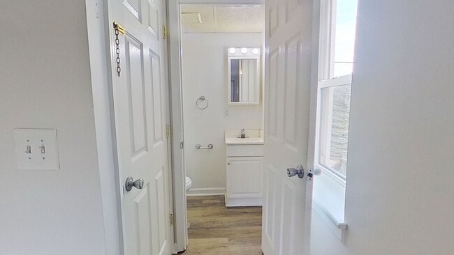 Building Photo - Newly Remodeled 2-Bedroom Second-Floor Apartment