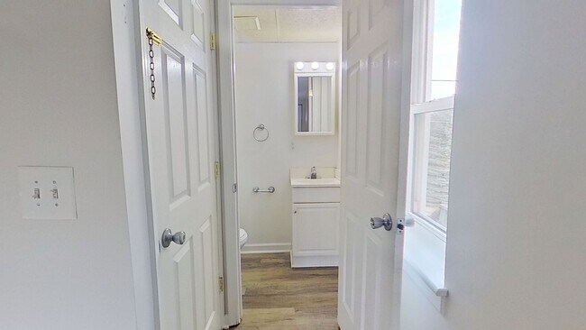 Foto del edificio - Newly Remodeled 2-Bedroom Second-Floor Apartment