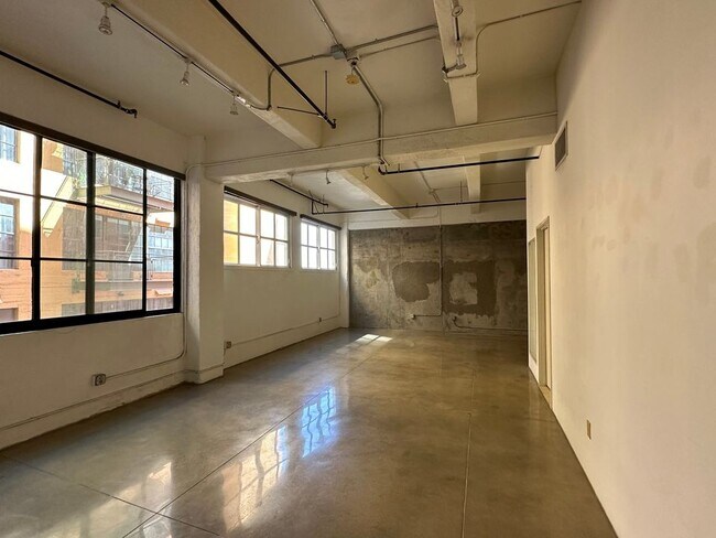 Building Photo - 738 S Los Angeles St