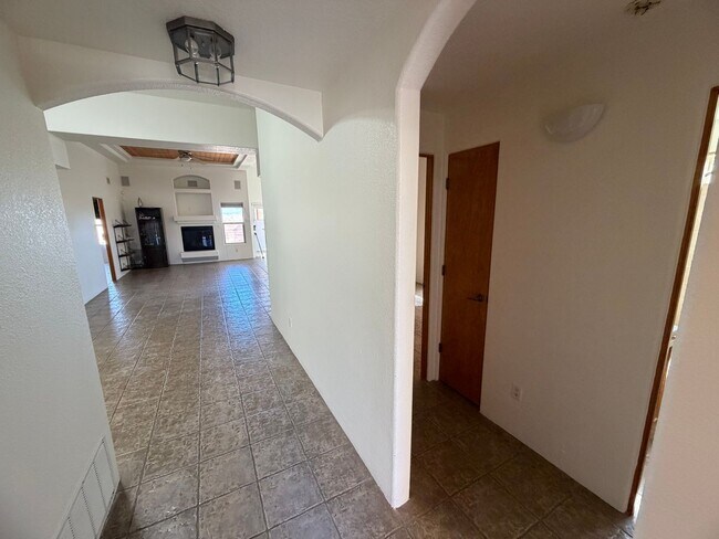 Building Photo - Beautiful 3-Bedroom in NW Albuquerque