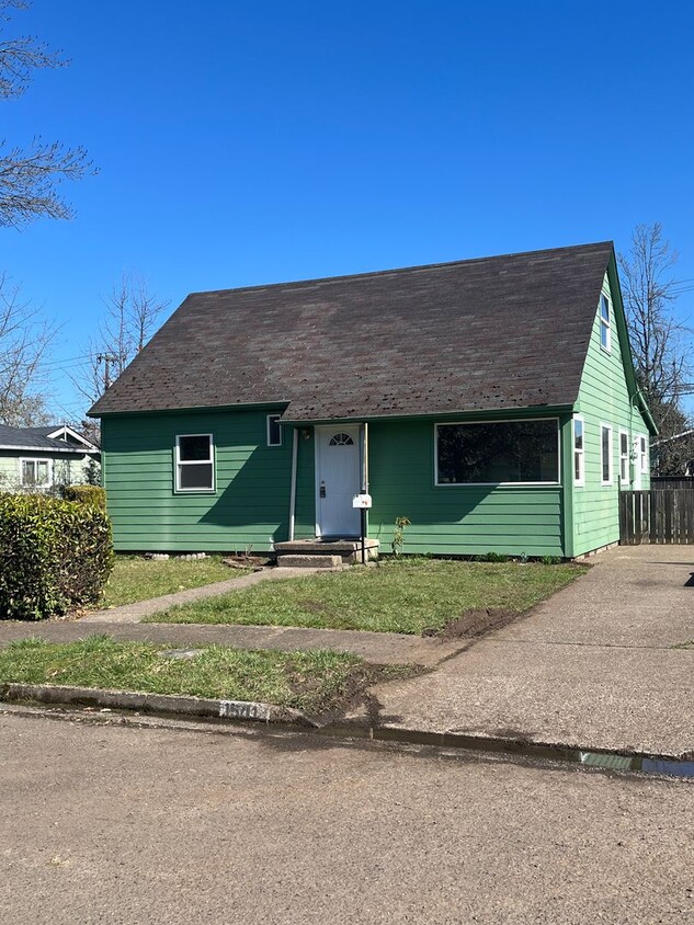 Foto principal - 4-Bedroom 1 1/2 bathroom home in Eugene