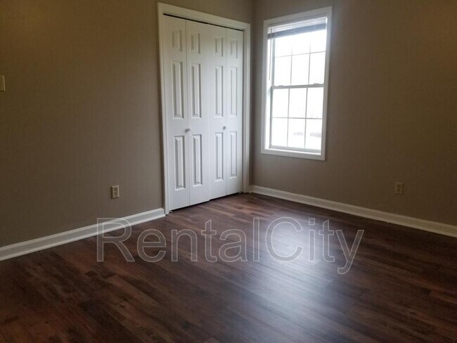 Foto del edificio - 270 Pleasant Plains Rd