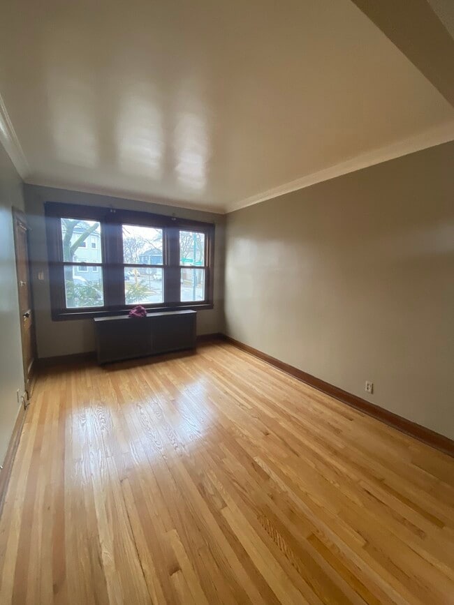 Building Photo - 5856 W Leland Ave