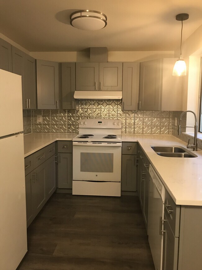 Building Photo - Puyallup Duplex